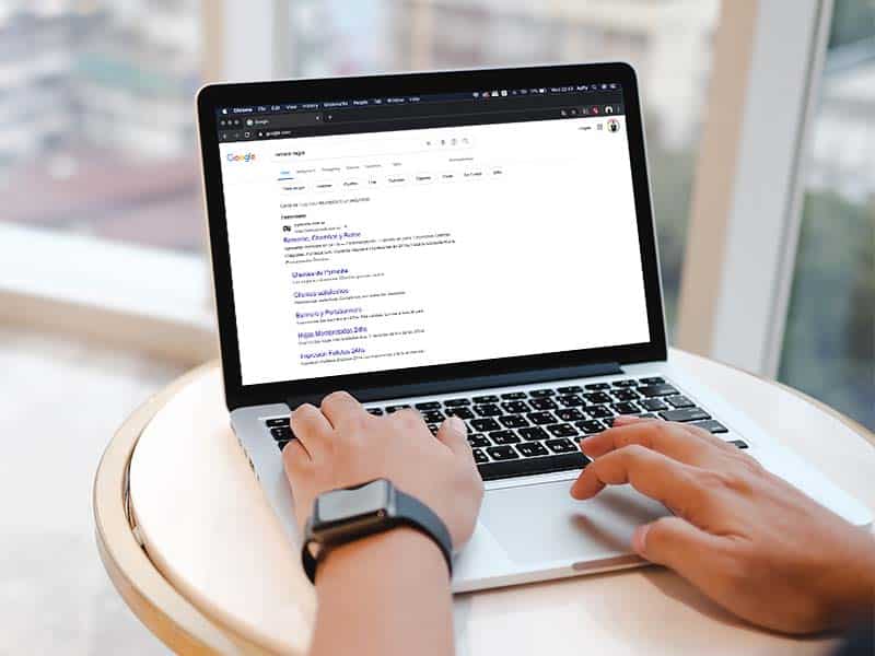 Pantalla de laptop con ejemplos de sitelinks